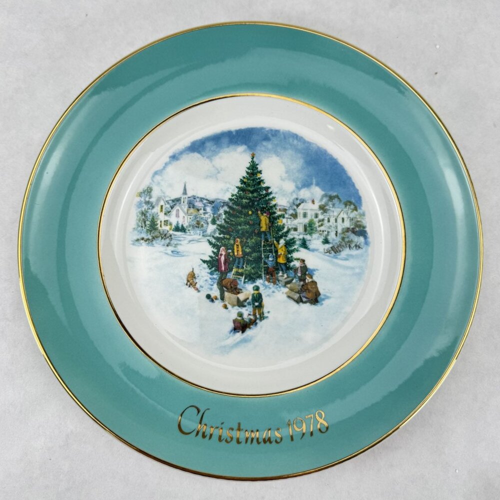 Avon Christmas Plate 1978 "Trimming the Tree" By Enoch Wedgwood Sixth Edition 9"